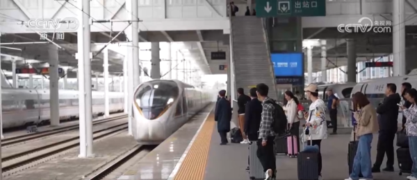 天弘优配 全国铁路迎来返程客流高峰 多部门联动服务旅客出行“最后一公里”