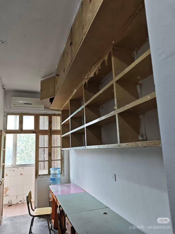 富深所 新生吐槽江苏师大宿舍“柜子通天”水池漏水环境差，一学生亲戚：像我20多年前上学时的宿舍标准