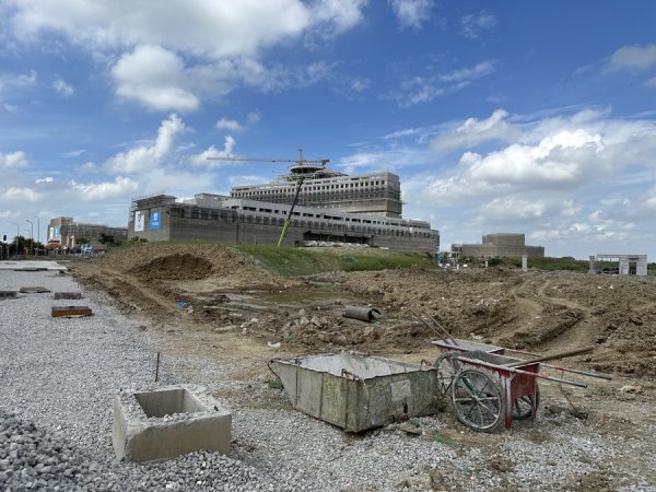 俊升配资 城管执法局长接热线｜青浦一工地缺失防尘措施